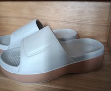NEW.women's summer slippers . Size 39/40