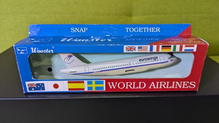 Eurowings 1:200 scale model airplane, Airbus A319 aircraft in old colors, made by Wooster, NEW