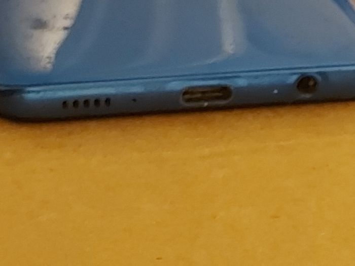 Samsung Mobile Phone, Unknown Model, Not Powering on, Battery seems swollen, for parts or repair, excellent cosmetic condition