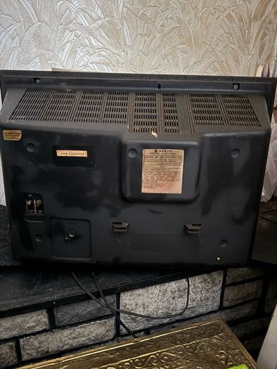 vintage tv from the early 80's read full ad