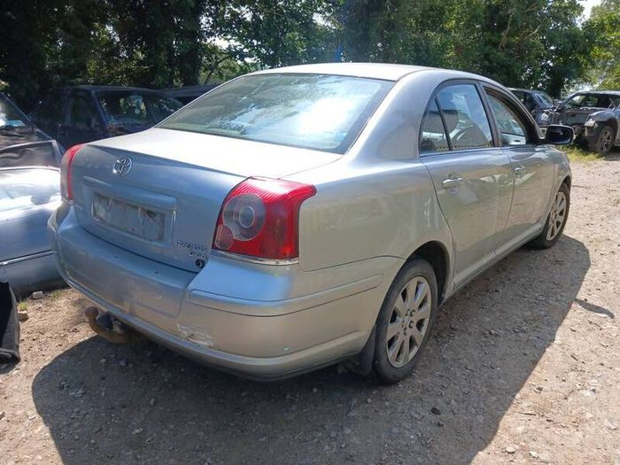 08 avensis breaking
