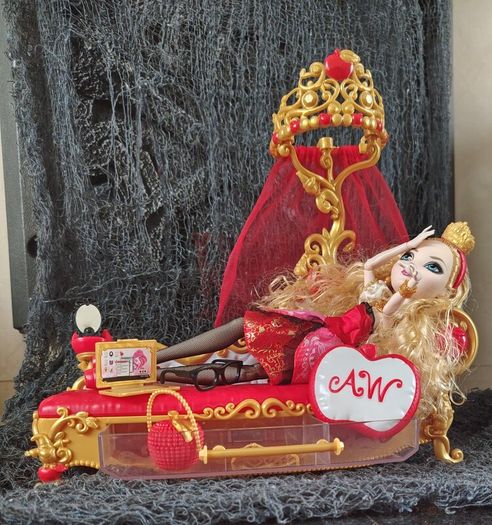 Apple White Doll & Fainting Couch Playset