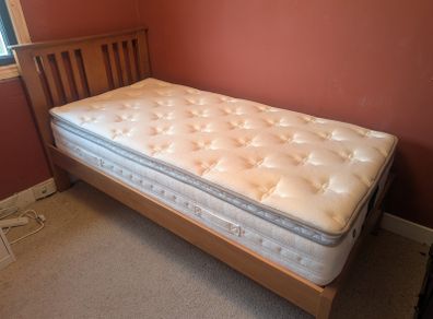 Single bed frame and mattress