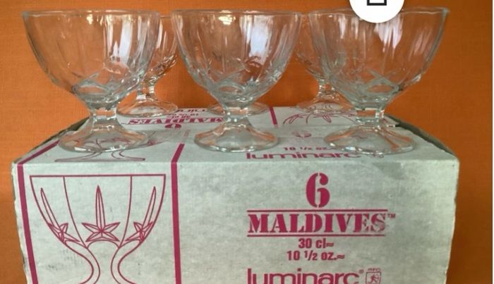 A bundle of Vintage Retro Luminarc Arcoroc Made in France Mid Century Cobalt Stemmed Wine Glasses ( 6 )