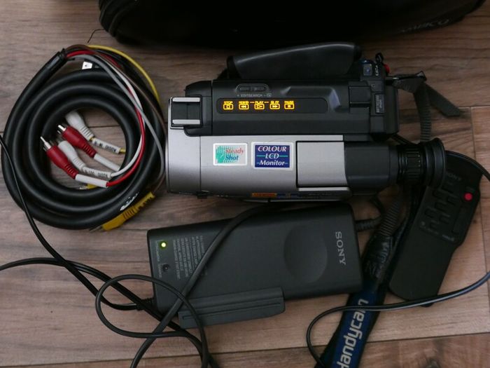 Sony Handycam CCD-TRV64E Hi8 Analogue Camcorder