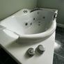 Jacquzi Bath with in built radio. Image 3