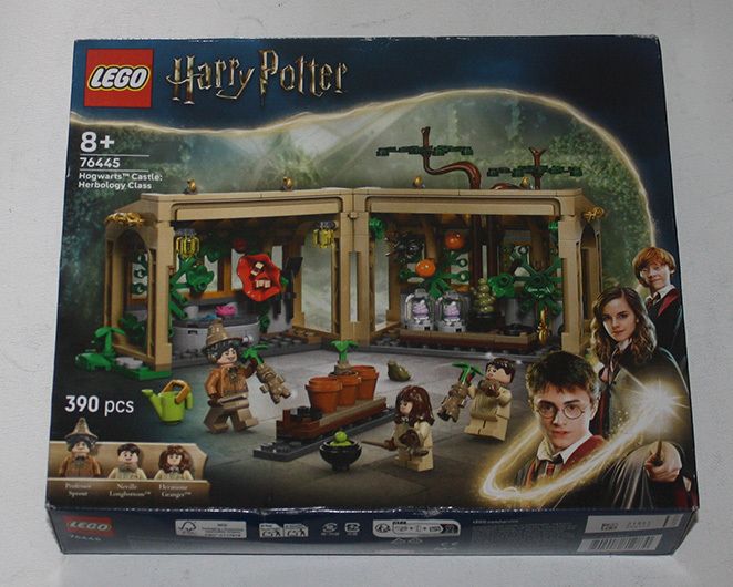 LEGO Harry Potter Hogwarts Castle Herbology Class 76445
