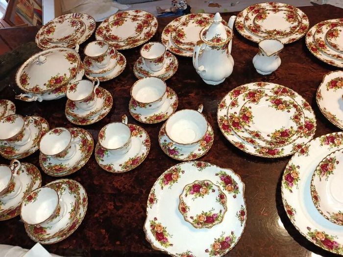 60 pieces Royal Albert Old country roses set with teapot and tureen