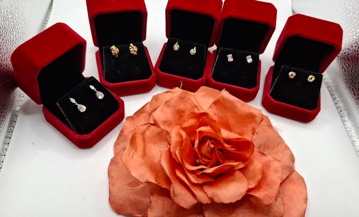 Selection of 9ct gold stud earrings