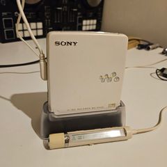 Sony MZ-EH50 Minidisc Player & RM-MC38EL Remote & Stand, White