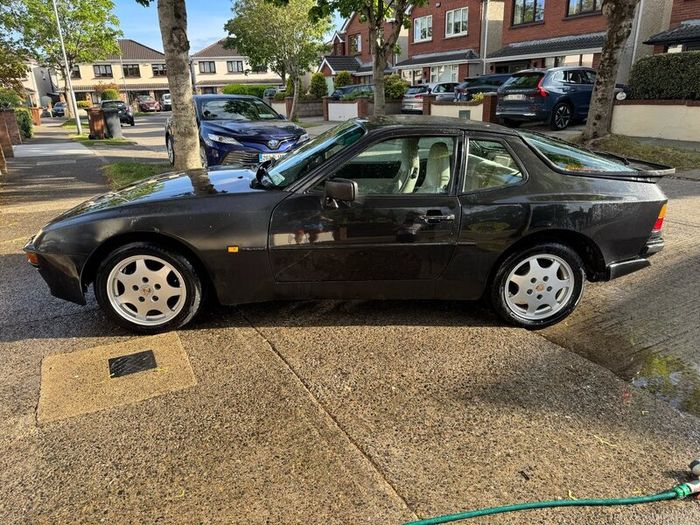 Porsche 944S