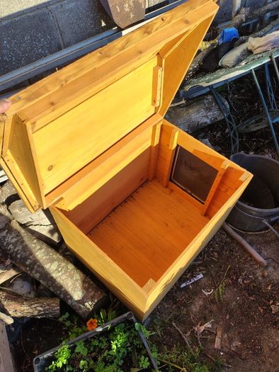 Wooden pet/ dog kennel with flap