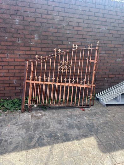 Set of garden gates took them off