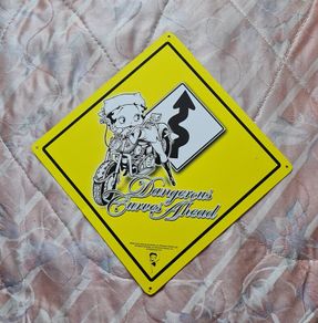 Vintage 2005 betty boop dangerous curves ahead metal sign 42x42 yellow in excellent condition