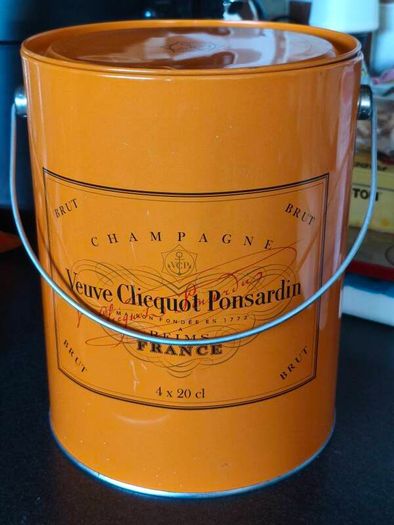Rare collectable Veuve Clicquot champagne Paint tin collectable ice bucket with 4 unopened champagne bottle glasses