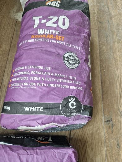 2 bags of adhesive unopened 20 Euro each