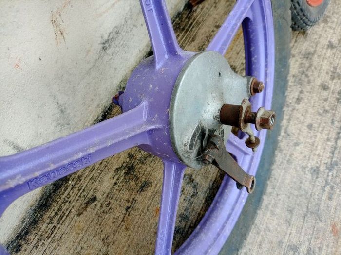 Kawasaki AR80 wheels