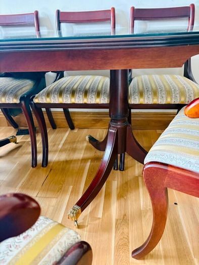 Extendable Mahogany Dining table + 6 chairs
