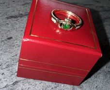 Ladies 9 Ct Gold Green Stone Promise Ring