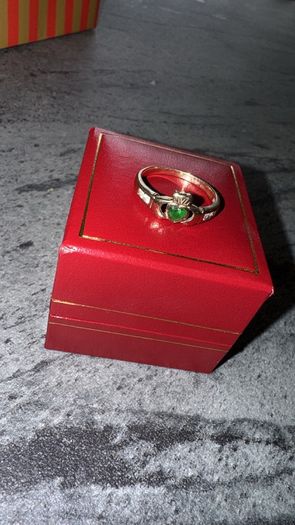 Ladies 9 Ct Gold Green Stone Promise Ring
