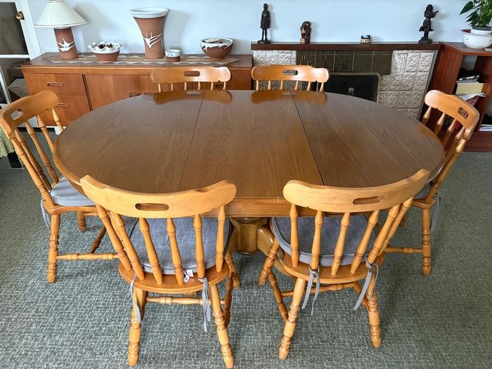 Solid Wooden Oval Extending Dining Table with 6 Matching Chairs