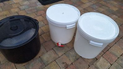 Beer Brewing kit + empty bottles