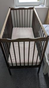 baby cot old-fashioned  (plus mattress)