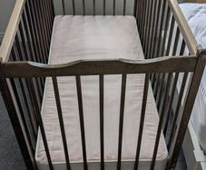 baby cot old-fashioned  (plus mattress)