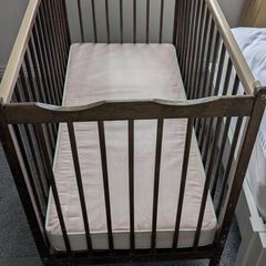 baby cot old-fashioned  (plus mattress)