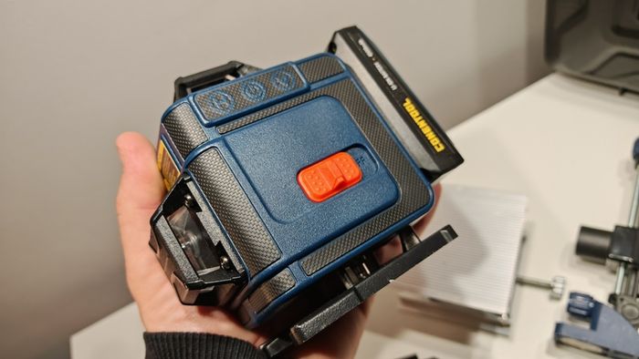 360 x 4D 16 Line Green Laser Level with case, 2x Battery, mini tripod.