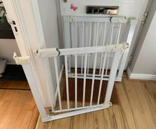 2x low base bar stair gates