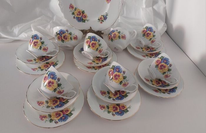Stunning Vintage Dorchester Finest Bone China 21 Piece Teaset in a Fabulous Multicoloured Pansy Pattern in Excellent Condition