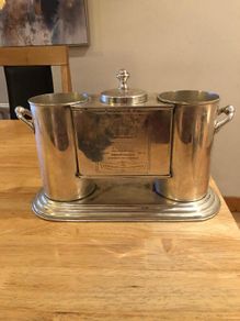 Double wine decanter with ice holder