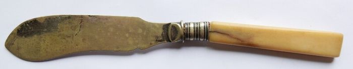 Vintage Sheffield butter or fish knives, two knives have white mother-of-pearl handles