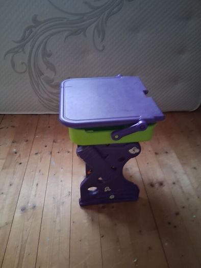 Free child's small desk table