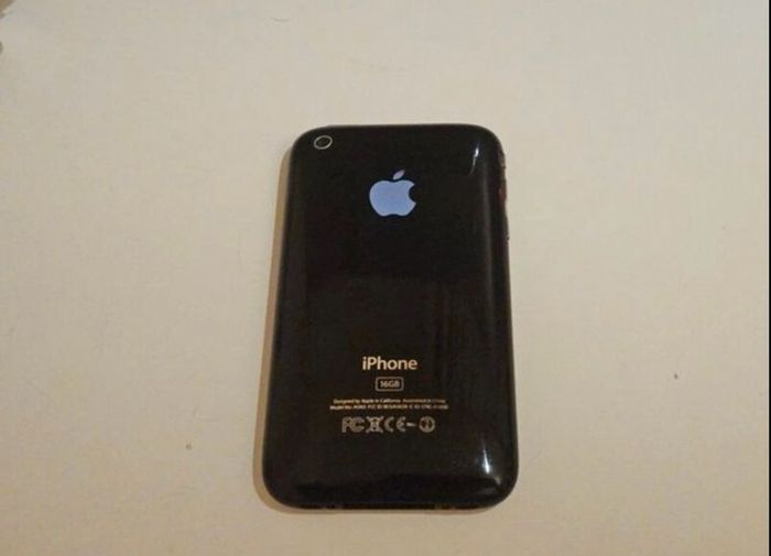 apple vintage Vintage iPhone Bundle iPhone 6 (64GB) + iPhone 3GS (16GB) + Case & Charger