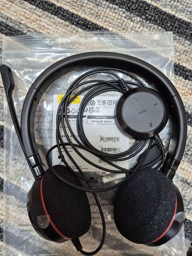 Headphones with microphone