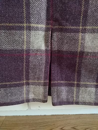 Knee length woolen skirt