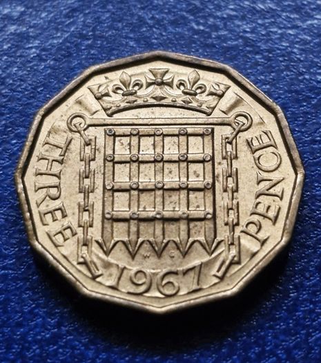 1967 United Kingdom UNC  3d Pence - Elizabeth II 1st portrait; without 'BRITT:OMN'