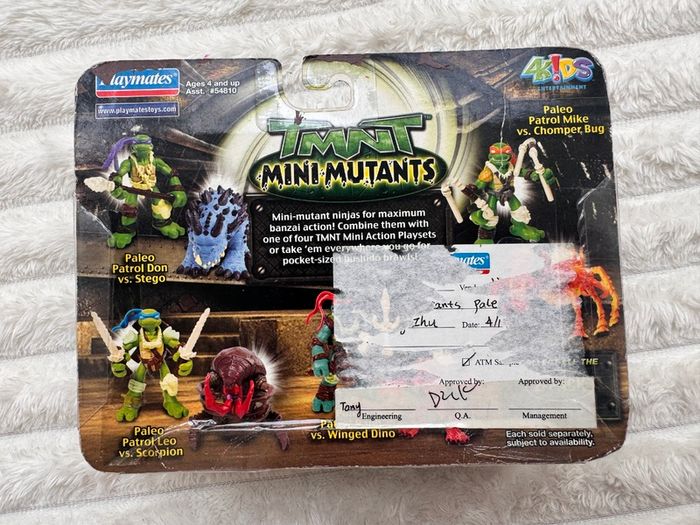Teenage Mutant Ninja Turtles Mini  TMNT Mini-Mutants Paleo Patrol Raphael vs. Winged Dino (2008 mini-figures) Damaged Box Please see photos