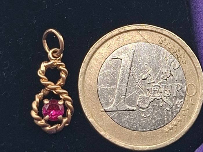 Vintage 9ct  gold ruby pendant