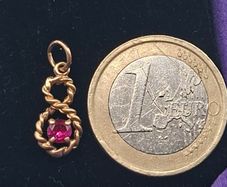 Vintage 9ct  gold ruby pendant