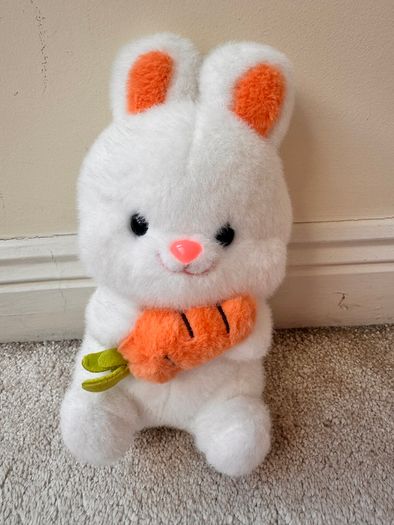 White Bunny Plush with Carrot approx. 25 cm. Used Please see photos