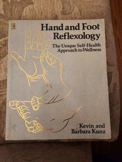 Hand And Foot Reflexology.  The Unique Self- Health Approach To Wellness. By Kevin And Barbara Kuntz. Large Volume Paperback In Good Condition.