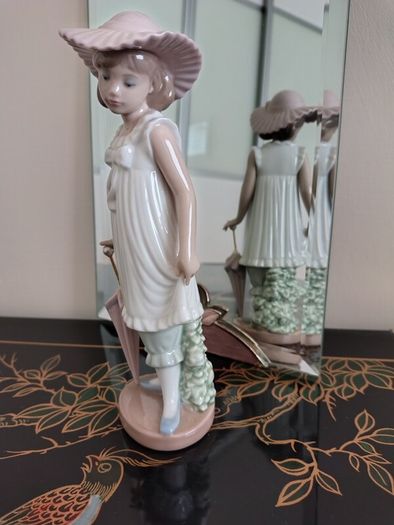 Vintage (1990) NAO By Lladro "April Showers" #1126. Damaged.