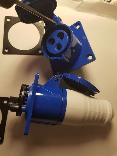 1 x.  16amp 16a blue site caravan connector socket plug male. And 2 x  female socket, suitable for  2.5 square cable