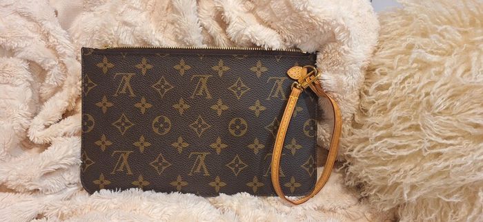 Louis Vuitton Neverfull Pouch Authentic
