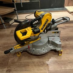 DeWALT DW717XPS Sliding compound mitre saw with a cam action mitre lock function