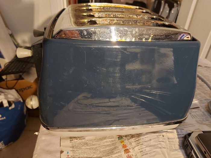 DeLonghi 4 Slice Toaster, Model CTOC4003.BL, in excellent condition and works perfect