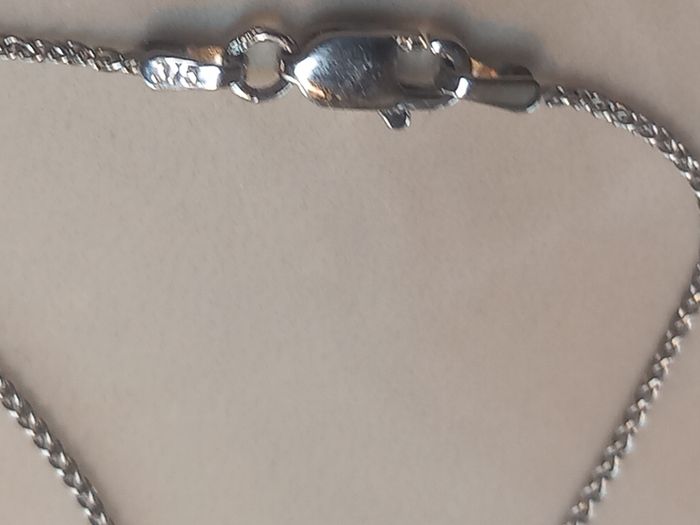 Beautiful diamond pendant 18ct white gold 19 round brilliant cut diamonds 2g, D18 free reg post